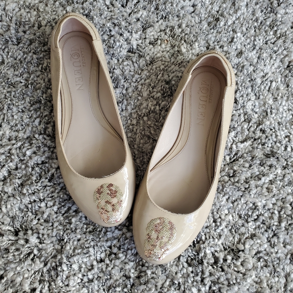 Alexander McQueen Beige Patent Leather Ballet Flats with Sequin Skull
